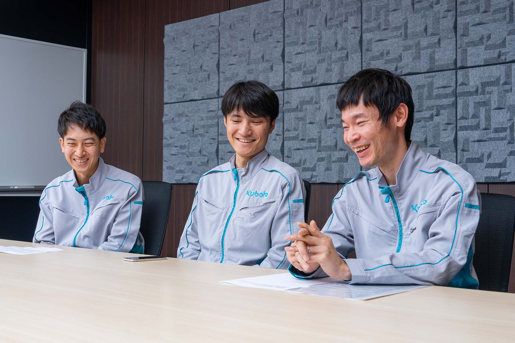 Ginji Matsuoka, Yutaro Yoshida, and Tatsuya Kamada answer interview questions in a friendly and relaxed manner.