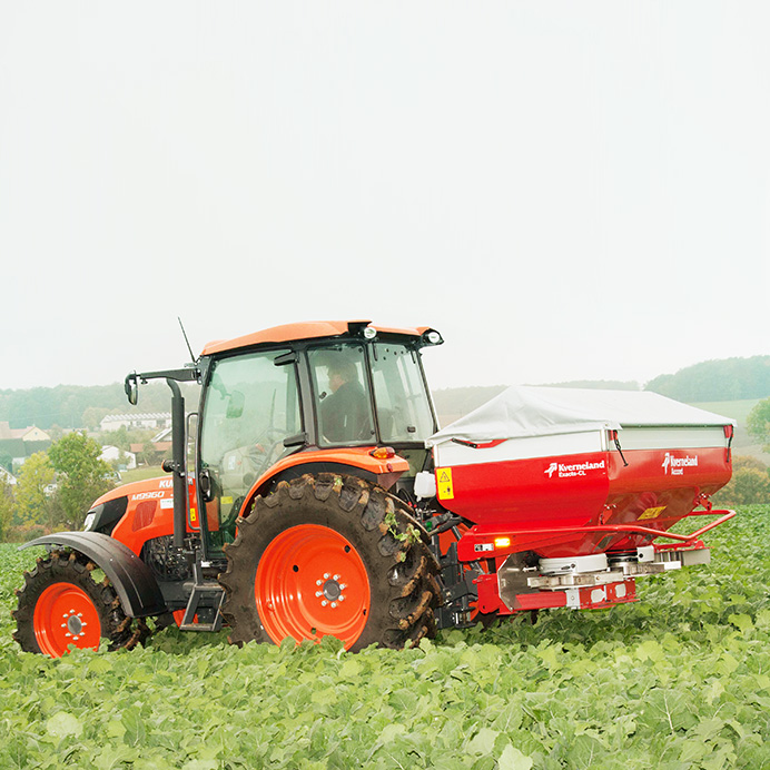 Tractor De Remolque Rotativo En Tractor De Kubota Foto editorial - Imagen  de mayo, industrial: 177641036